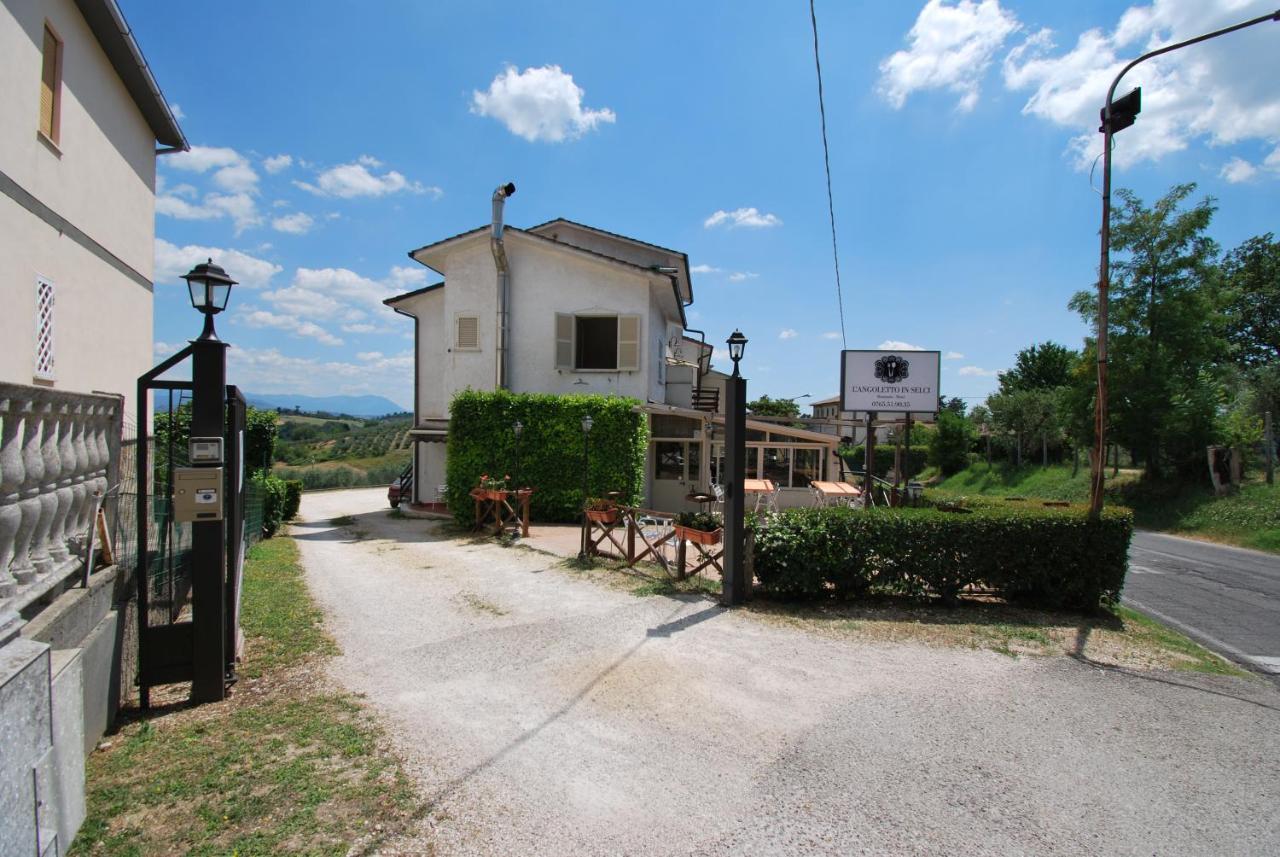 Hotel & Ristorante L'Angoletto In Selci Selci  ภายนอก รูปภาพ